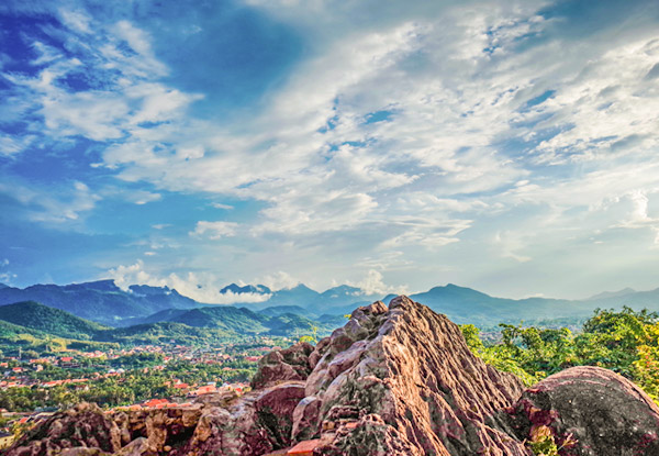 【老挝旅游双飞五日】万象射击俱乐部+僧侣布施+坦江溶洞+西蒙寺+塔銮+凯旋门