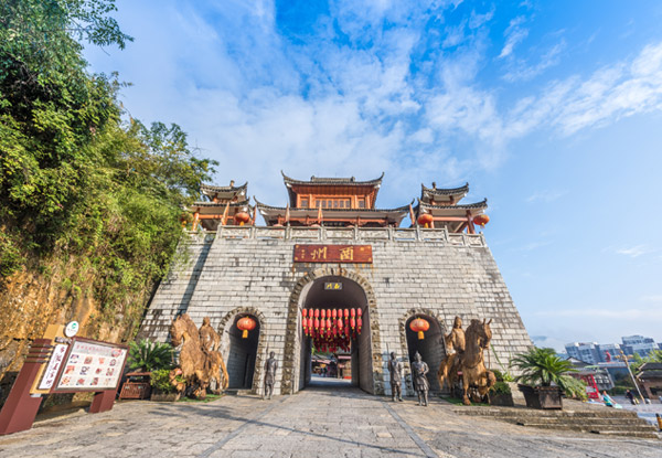 【重庆旅游跟团四日】磁器口+观音桥步行街+轻轨穿楼+解放碑+洪崖洞+九街壹华里夜景公园